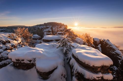 Sonnenaufgang in den Bergen im Winter