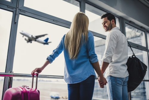 Paar im Flughafen