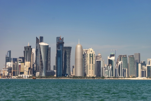 Blick auf das stadtzentrum mit wolkenkratzern von der anderen seite des meeres in doha, katar.