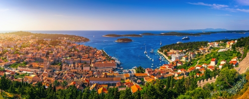 Panoramablick auf das Archipel vor Hvar