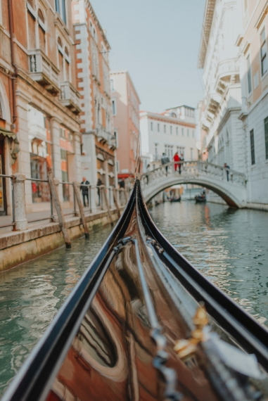 Gondel in einem Kanal von Venedig