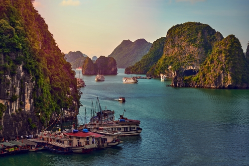 Dschunken in der Halong-Bucht