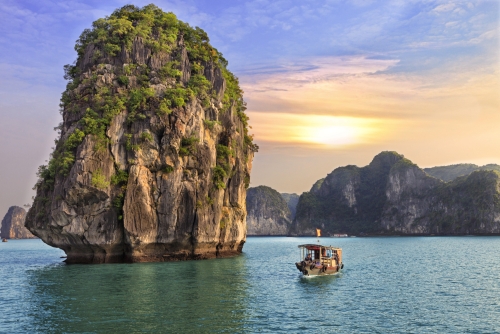 Sonnenuntergang in der Halong-Bucht