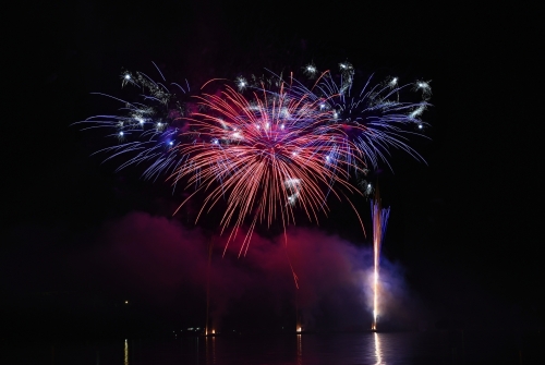 Farbe feuerwerk in den nachthimmel