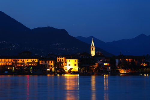 Blick auf die nacht lago maggiore, italien
