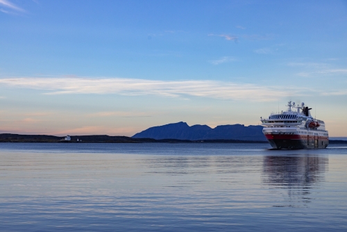 das Hurtigruten-Schiff MS Polarlys nähert sich Brønnøysund