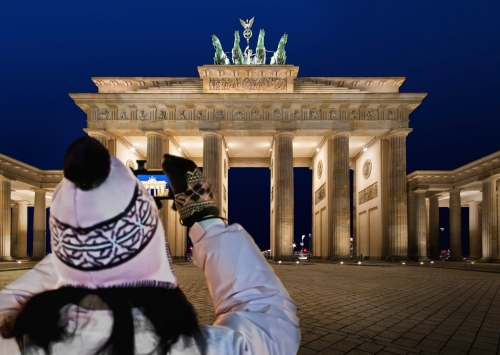 Touristin fotografiert das Brandenburger Tor~3µ3