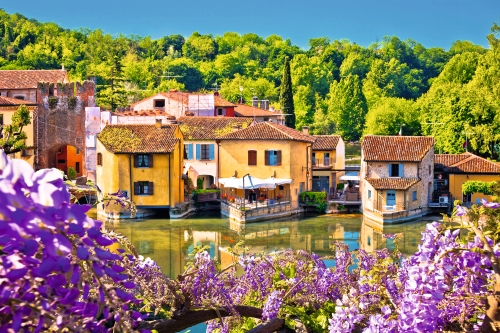 Blick auf den Fluss Mincio und das idyllische Dorf Borghetto