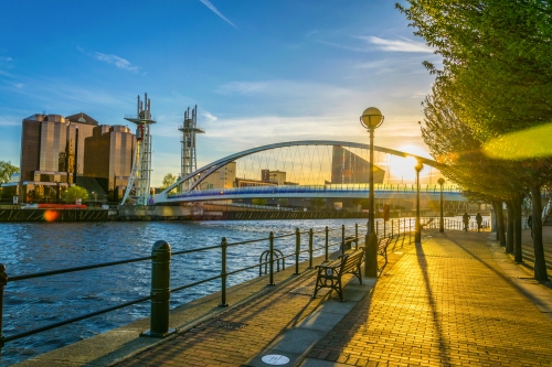 Blick auf eine Fußgängerbrücke in Salford Quays in Manchester