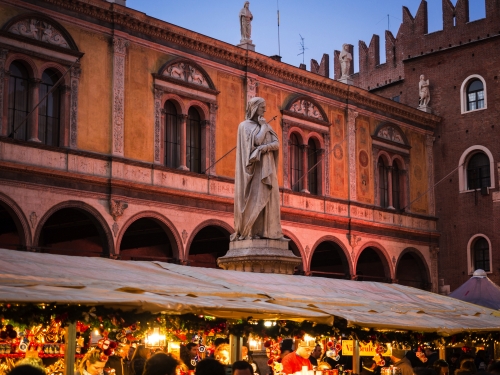 Statue von Dante Alighieri auf der Piazza dei Signori während des Christkindmarkts