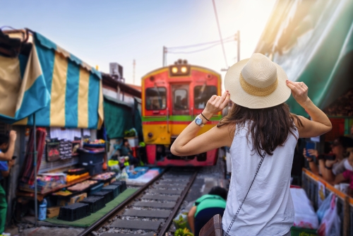 Bahnstrecke der Mae-Klong-Bahn im Südwesten von Bangkok