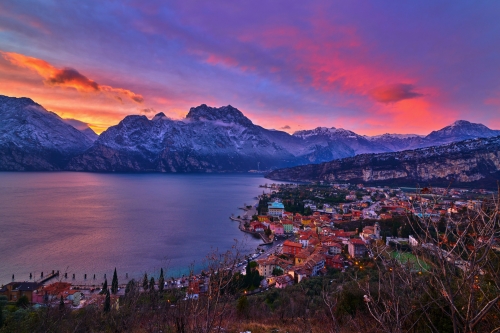 Panorama des Gardasees und Riva del Gardas im Winter 