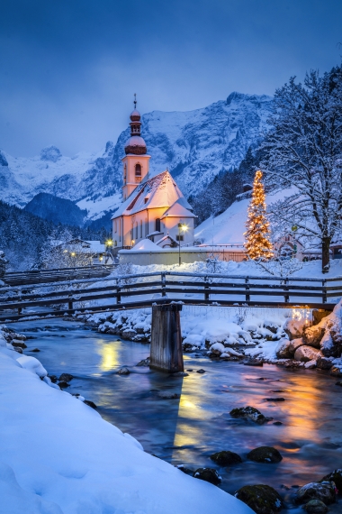 Kirche von Ramsau in der Winterdämmerung