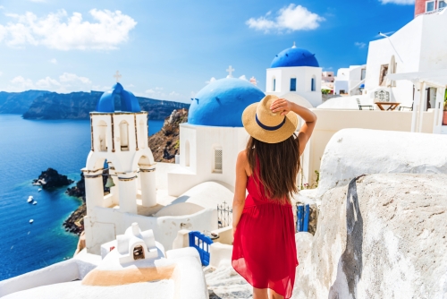 Luxusreiseurlaub Europaurlaub Santorini-Mädchen mit Hut und,