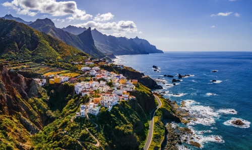 Landschaft mit Küstendorf Almáciga auf Teneriffa