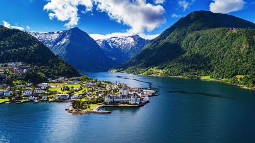 © mariusltu - stock.adobe.com Balestrand im Sognefjord