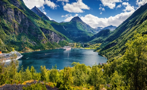 Luftaufnahme des Sunnylvsfjorden-Fjords vom Hafen in Geiranger