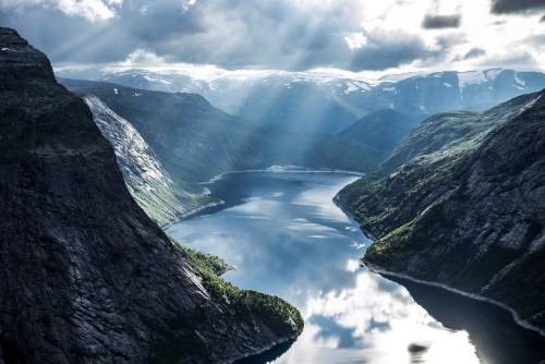 Geirangerfjord mit atemberaubenden Sonnenstrahlen