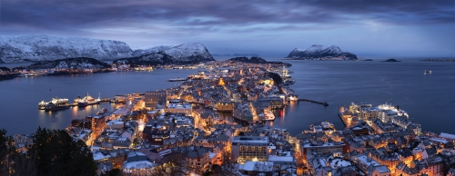 Panorama von Alesund im Schnee an einem Winterabend