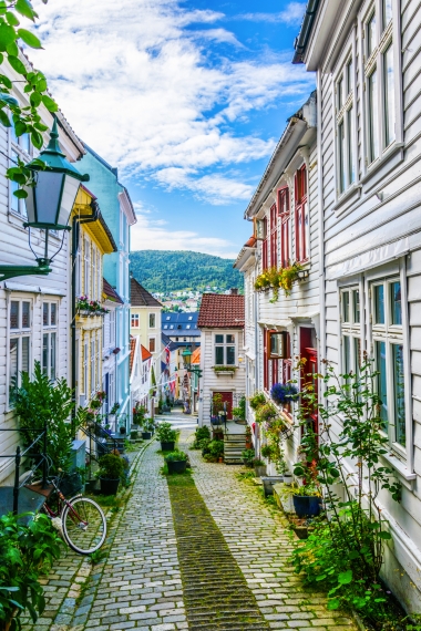 Blick auf ein altes Holzhaus in der norwegischen Stadt Bergen