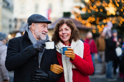 älteres Paar auf einem Weihnachtsmarkt