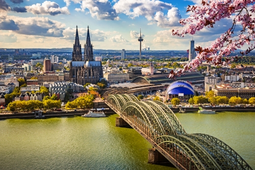Luftaufnahme von Köln im Frühling