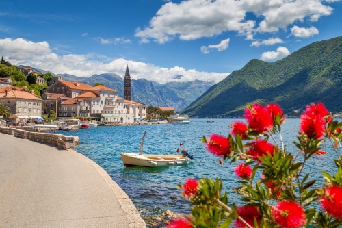 Perast in der Bucht von Kotor im Sommer, Montenegro