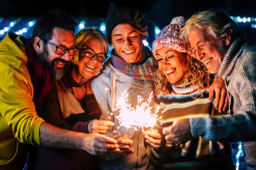 Familie feiert gemeinsam den Silvesterabend~1
