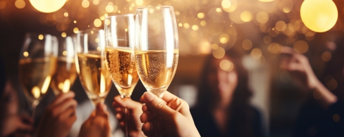 Nahaufnahme von Menschen, die mit Champagnergläsern anstoßen~1