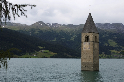 Versunkener Turm im Reschensee