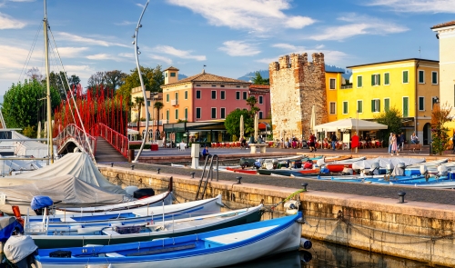 Boote im Altstadthafen von Bardolino