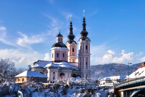 Blick auf die Heiligenkreuzkirche im Winter in Villach