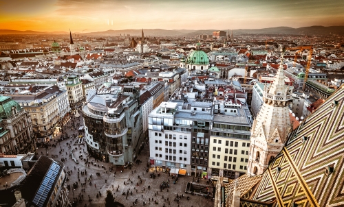 Luftaufnahme von oben auf Wien bei Sonnenuntergang