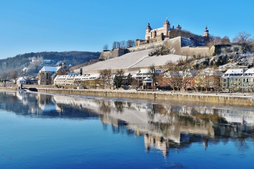 Main und Festung Marienberg im Winter