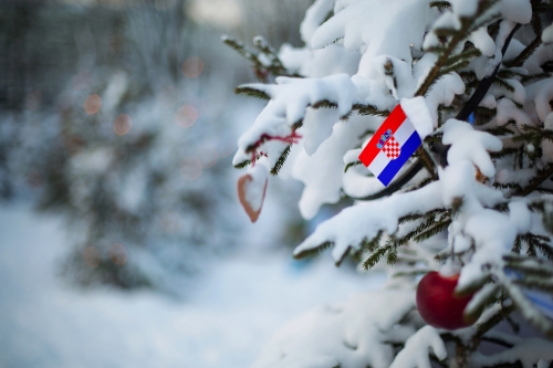 Kroatien-Flagge. Weihnachtshintergrund im Freien.