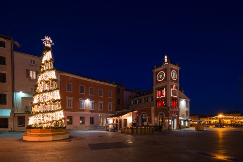 Weihnachtsbaum auf dem Marschall-Tito-Platz in Rovinj