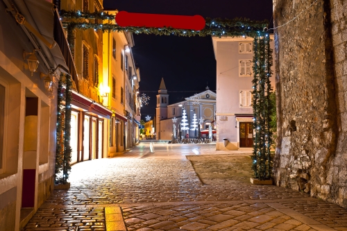 Blick auf die Straße und den Platz von Porec am Abend,