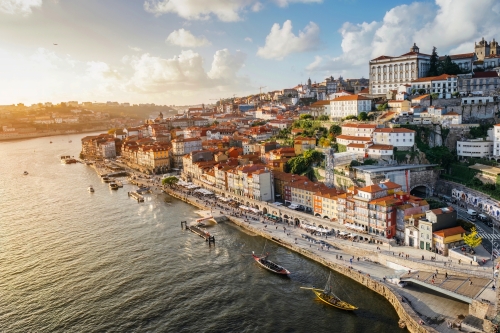 Panoramablick auf die Stadt Porto bei Sonnenuntergang