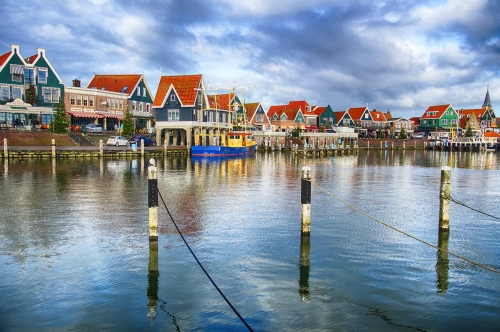 Yachthafen und Uferpromenade von Volendam