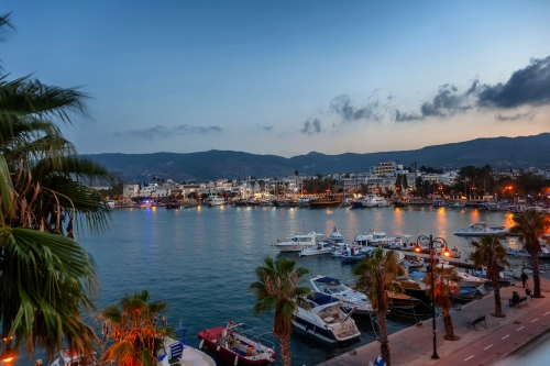 Blick auf Kos-Stadt und den Yachthafen bei Sonnenuntergang