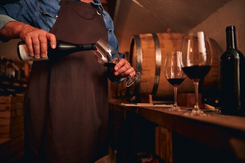 © Viacheslav Yakobchuk - stock.adobe.com Rotwein vom zertifizierten Winzer im Weingut