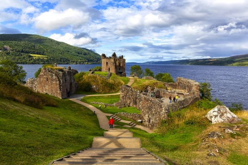 Ruinen von Urquhart Castle am Loch Ness
