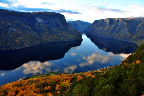 Panorama mit Blick nach Aurland, Aurlandfjord und Sognefjord von Stegastein in Norwegen