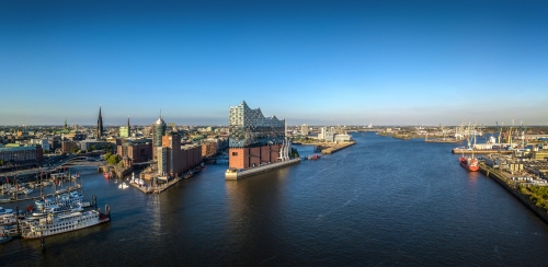 © Jonas Weinitschke - stock.adobe.com Elbphilharmonie-Panorama bei Sonnenuntergang
