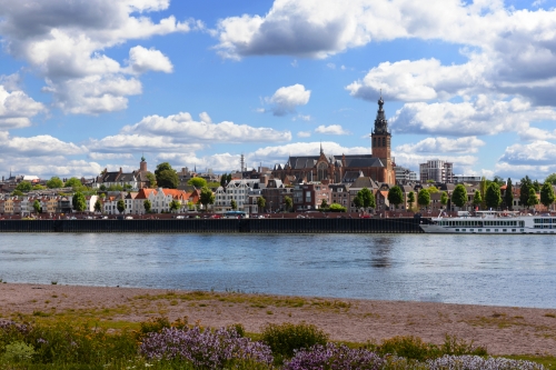 Skyline Nimwegen, die Niederlande vom Spiegelwaal aus gesehen