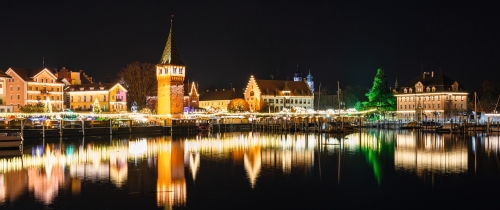 erleuchteter Hafen und Stadtkulisse in Lindau zur Hafenweihnacht 