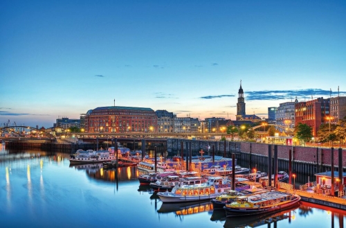 Hamburg Barkassen blauer Himmel