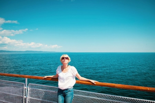 © aetb - Fotolia Beautiful girl on the deck