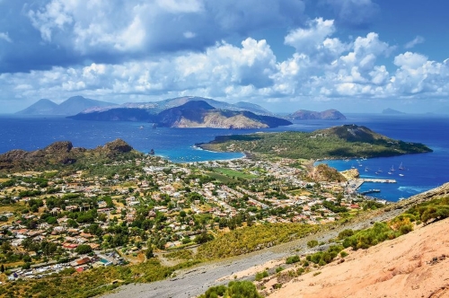 Blick vom Vulkankraterrand des Fossa di Vulcano über die Äolischen Inseln