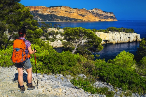 Wanderin genießt die Aussicht auf Meer und Klippen im Nationalpark Calanques